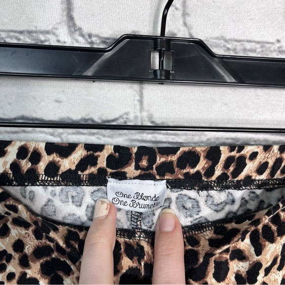 §🌸5/$25🌸One Blonde One Brunette Leopard Printed Cropped Leggings Size S/M - Picture 7 of 16